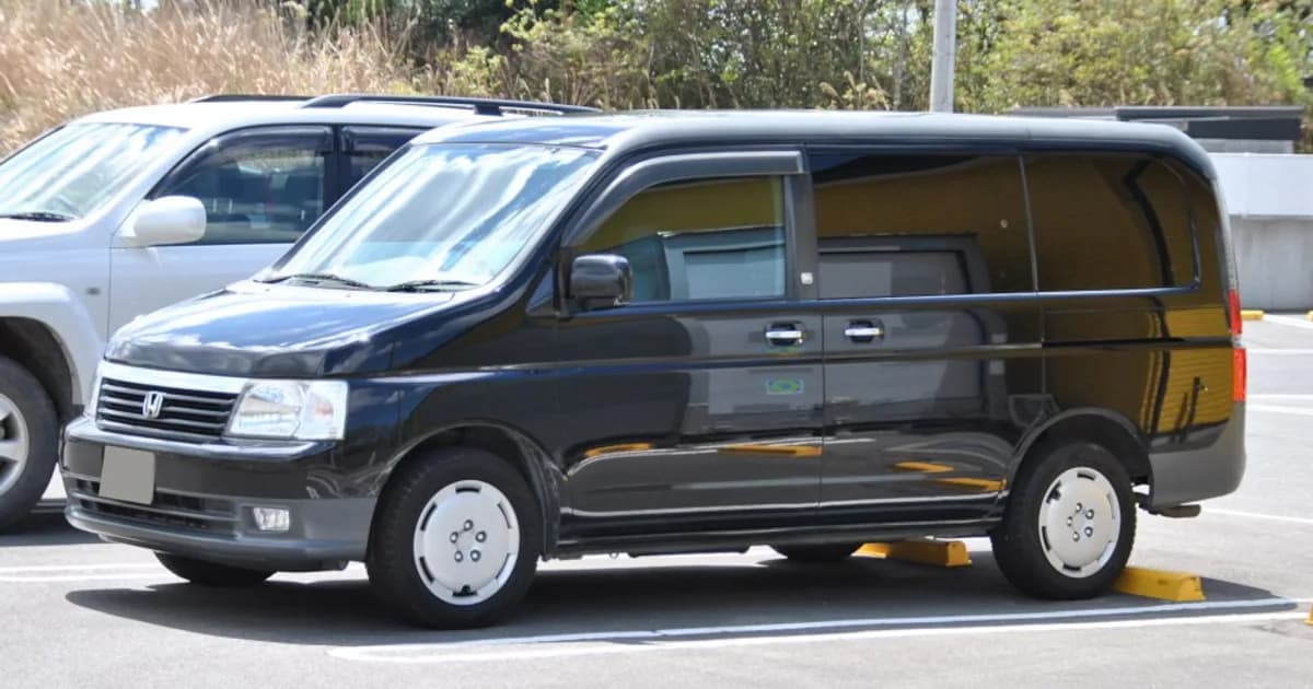 Honda Stepwgn II (2001–2005)
