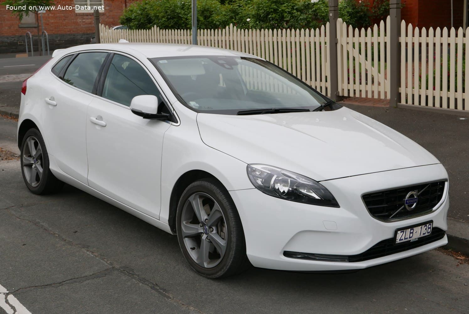 Volvo V40 2 (2012–2016)