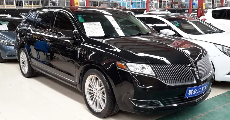 Lincoln MKT I (facelift 2013)